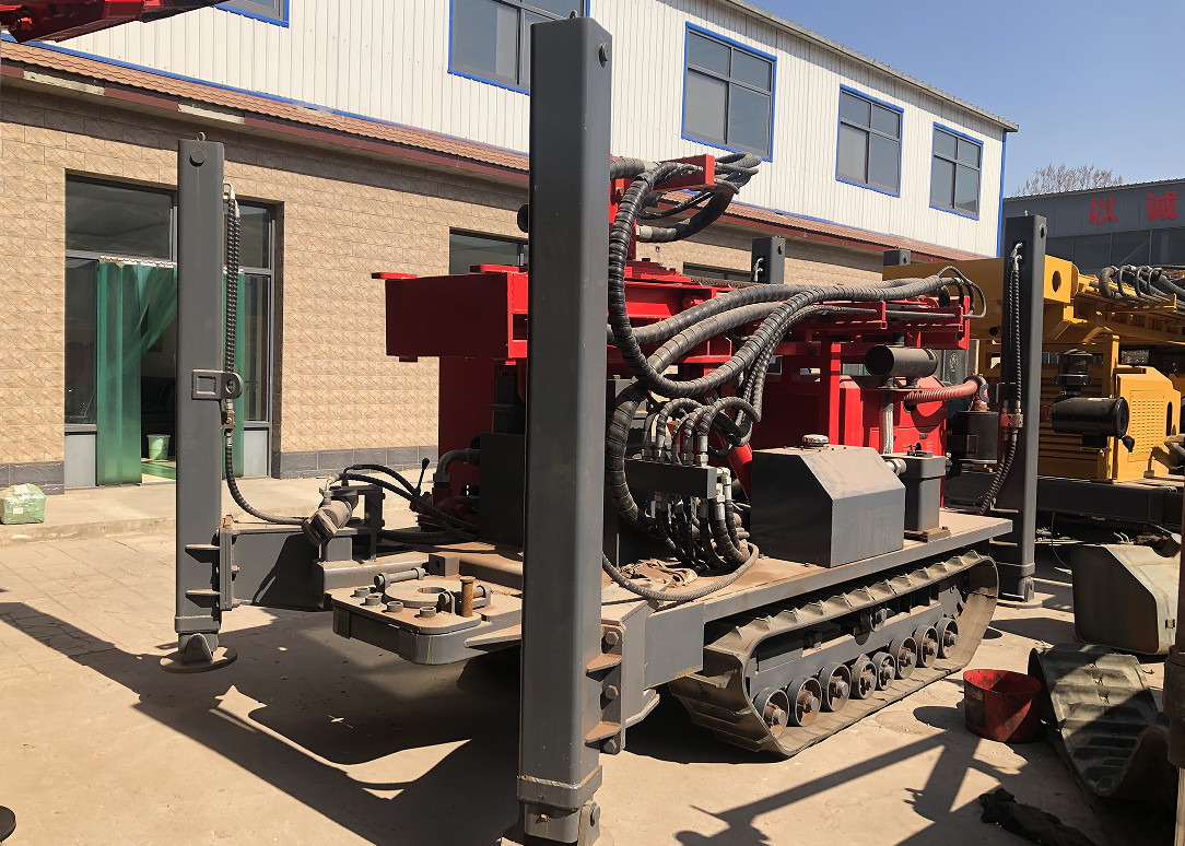Large ST180 Pneumatic Water Well Drilling Rig High Speed Crawler Mounted